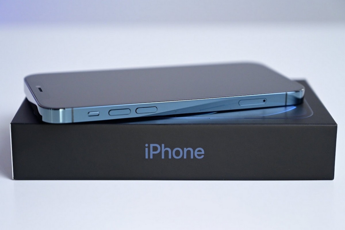 iPhone 12 sur sa boîte, en promo à 30€ avec le forfait 160 Go de Cdiscount Mobile