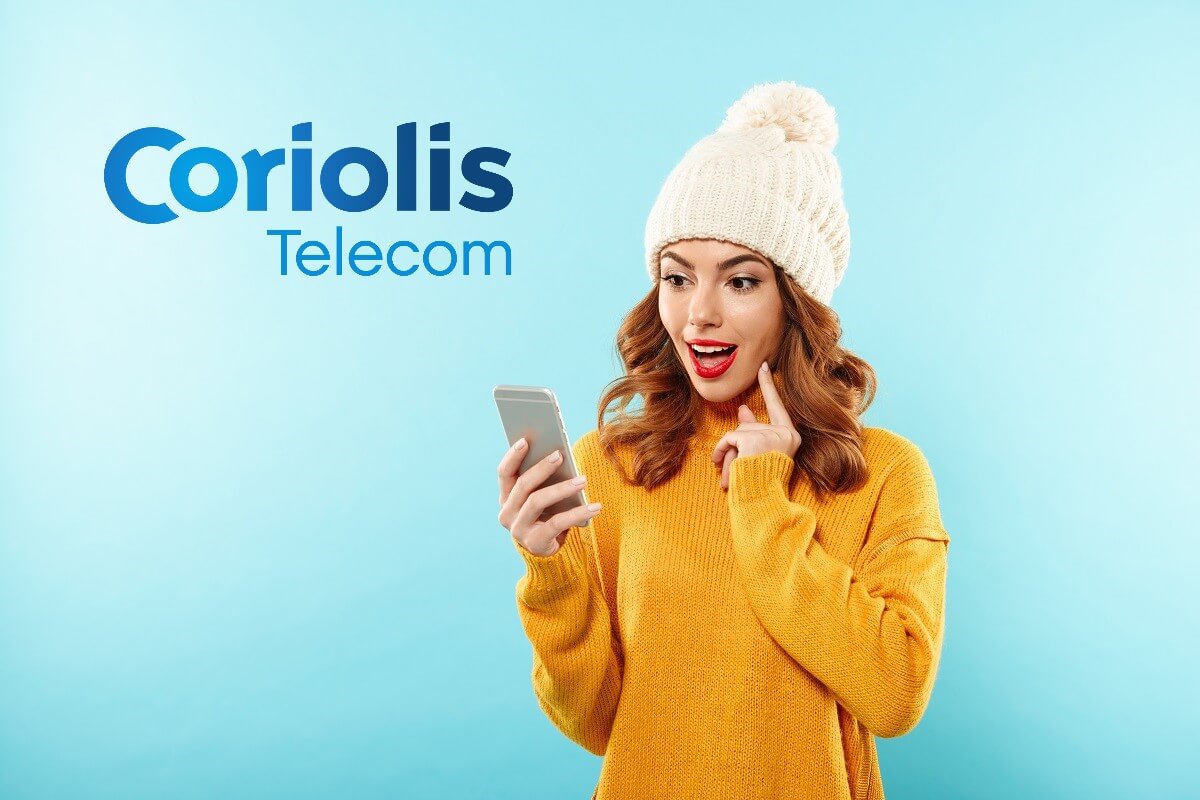 Femme avec bonnet contente avec smartphone et logo Coriolis