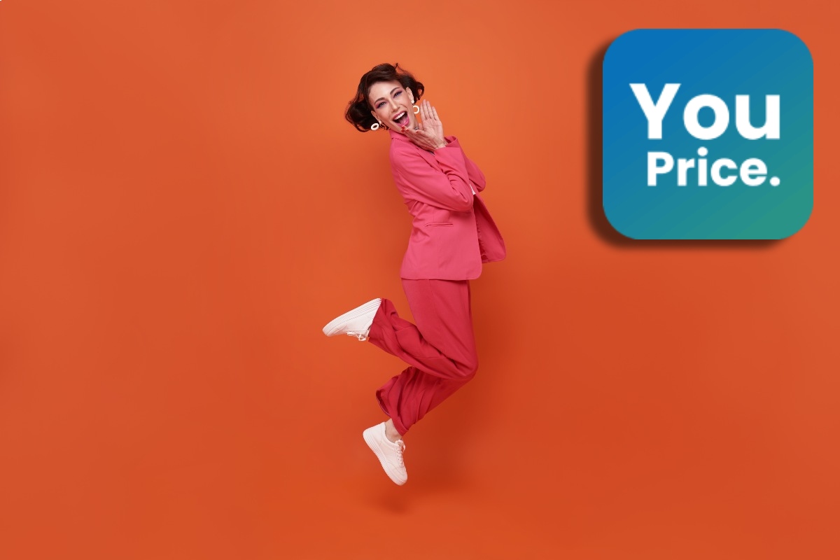 Femme sur fond Orange et logo YouPrice saute de joie avec son nouveau forfait lancé aujourd'hui