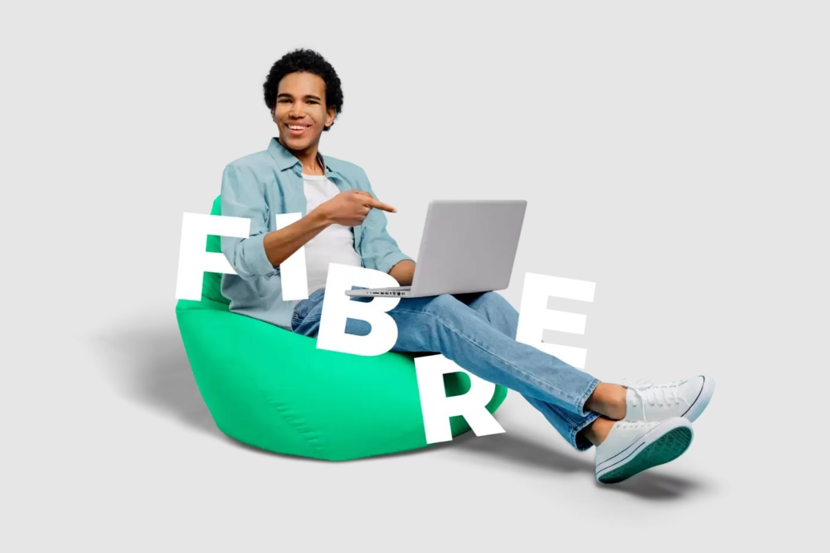 Homme assis dans coussin vert avec la fibre de RED by SFR