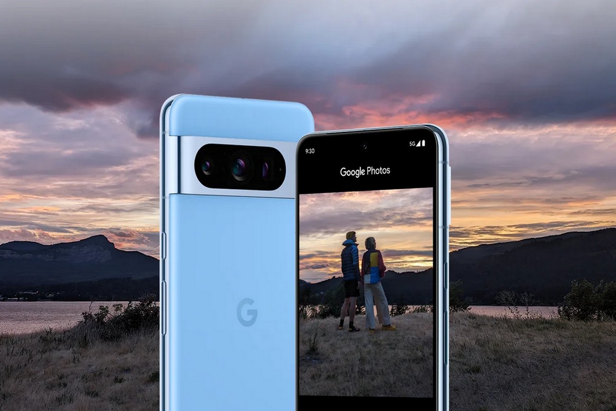 Google Pixel 8 Pro bleu sur fond de paysage de montagne, en promo chez Rakuten