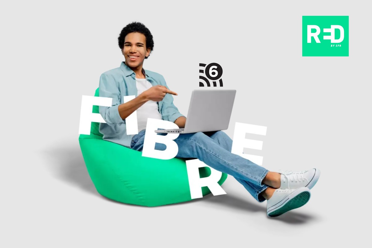 Homme sur coussin vert avec PC portable sur les genoux, et logos de la fibre et du Wi-Fi 6