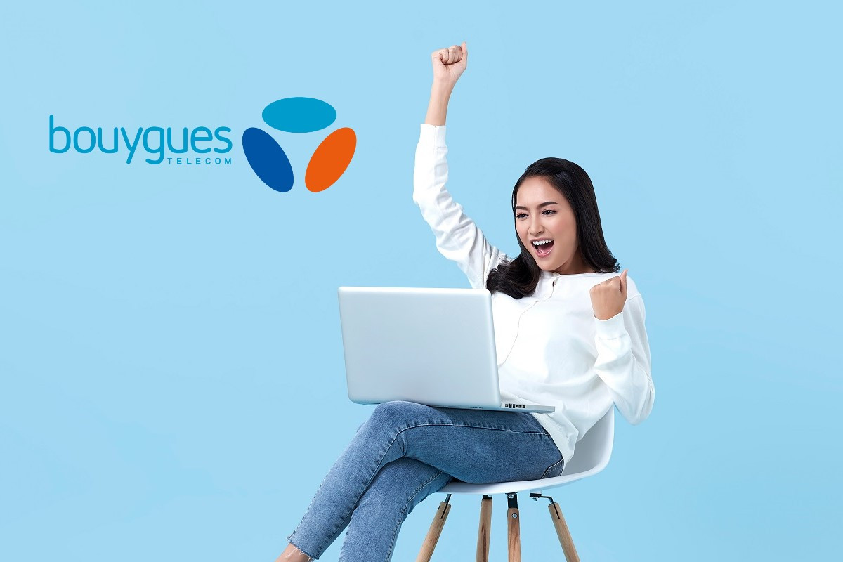 Femme avec PC portable sur fond vleu avec logo Bouygues Telecom, car Série Spéciale fibre réservée aux clients mobile B&You