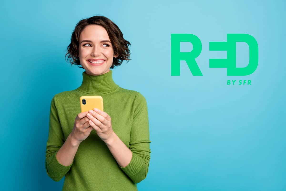 Femme au grand sourire, sur fond bleu avec logo RED by SFR, grâce à ses forfaits sans engagement dès 5€/mois