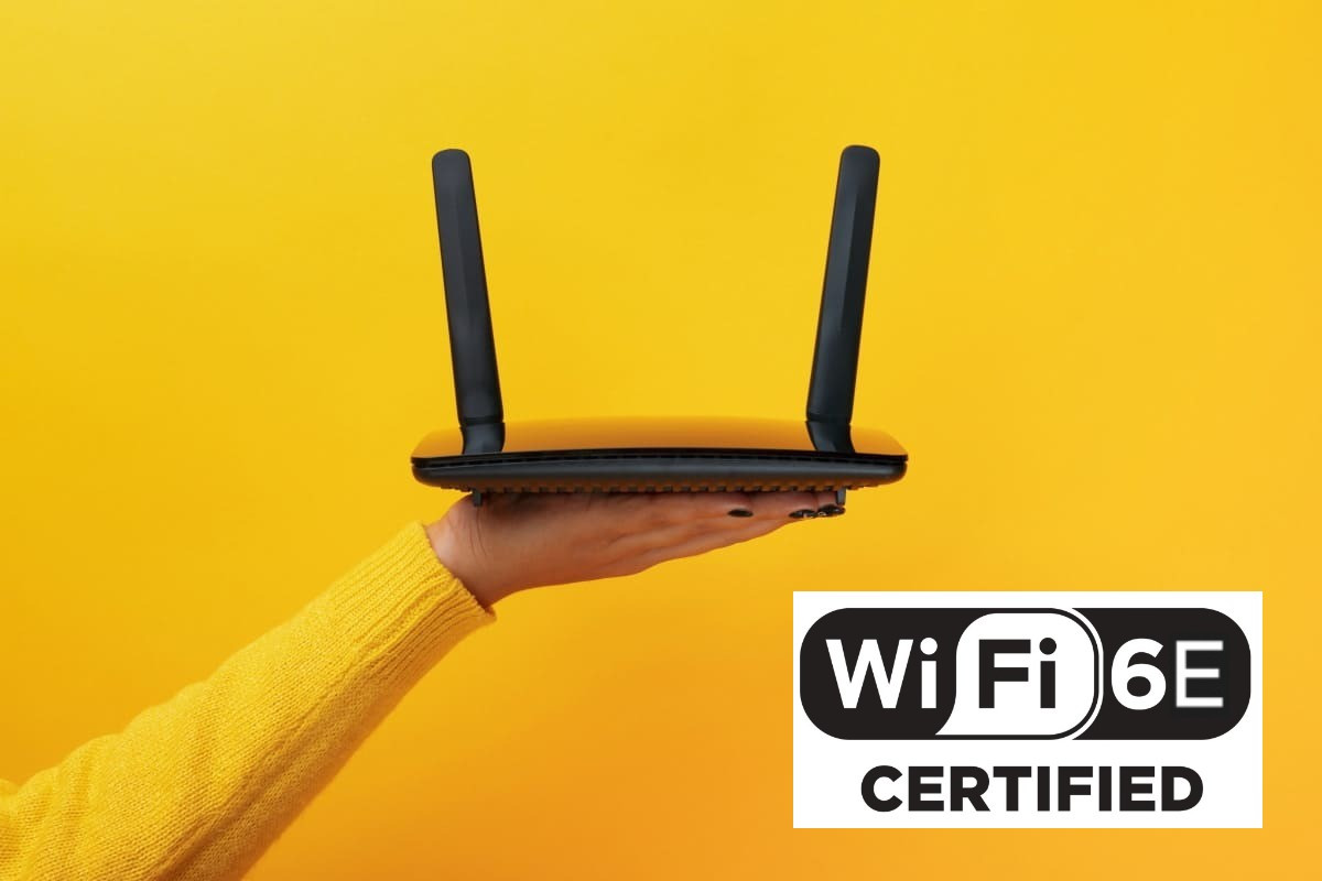 Box certifiée Wi-Fi 6E dans une main sur fond jaune