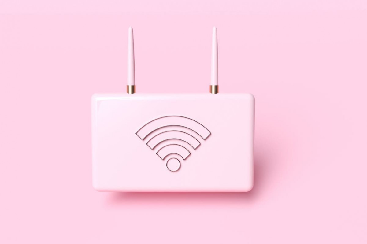 Modem avec logo Wi-Fi sur fond rose pour symboliser le meilleur Wi-Fi de France : Bouygues Telecom