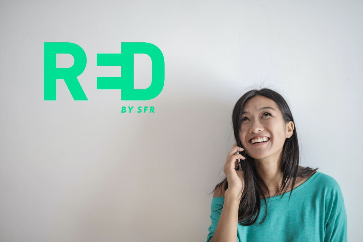 Femme au téléphone avec le sourire, car RED by SFR a 2 forfaits mobile à moins de 10€