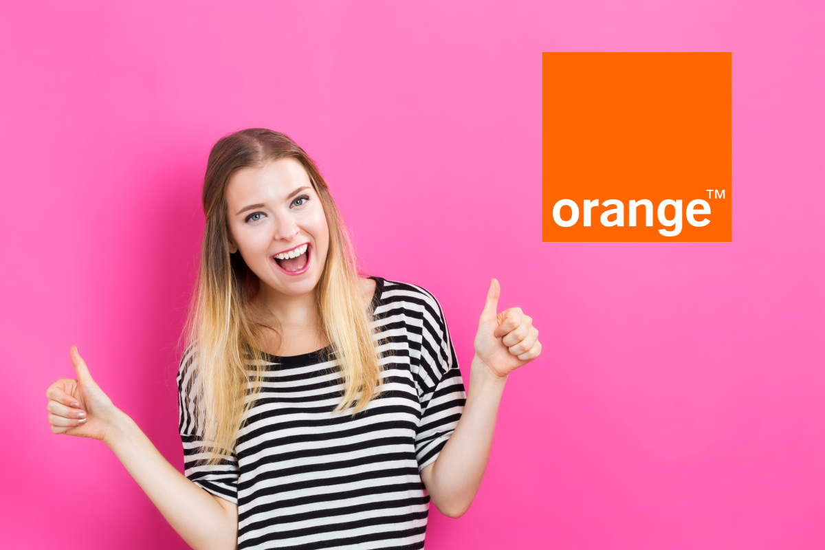 Fille pouces levés et souriante grâce aux nombreux avantages des plus que forfait d'Orange