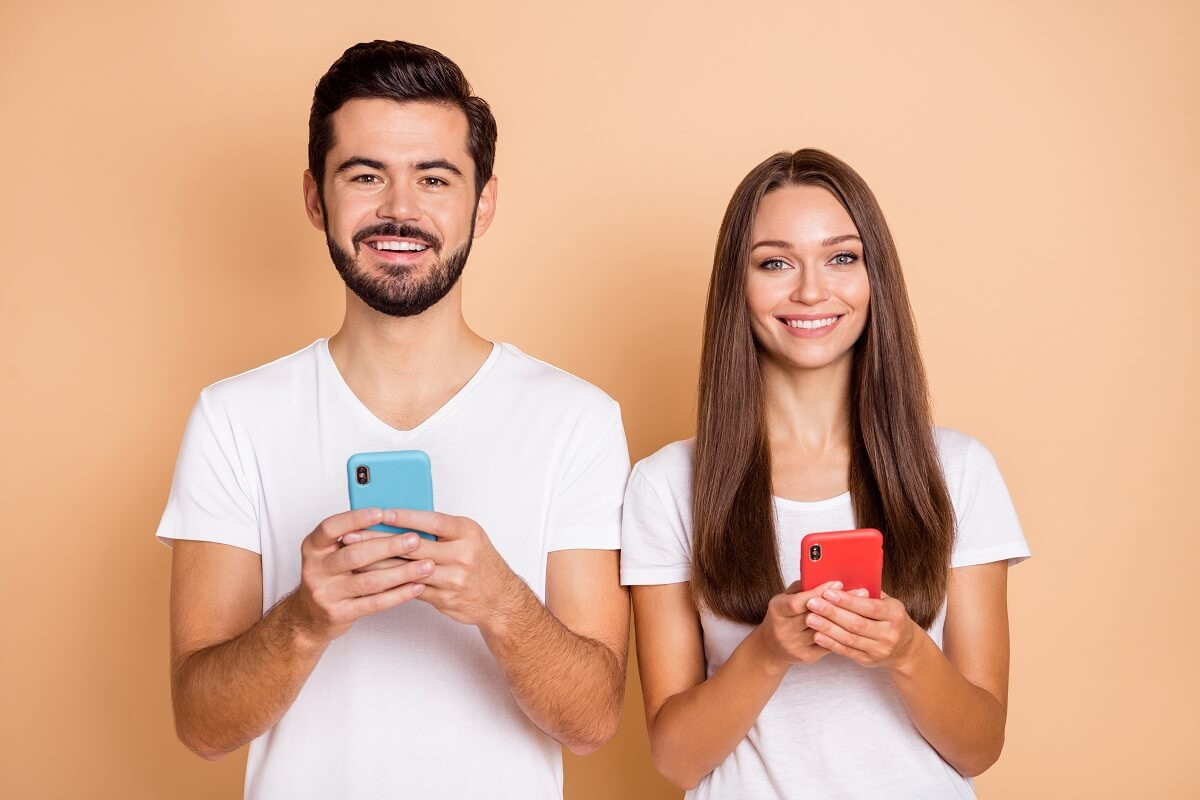 2 personnes avec smartphone pour 2 forfaits Bouygues Telecom à moins de 10€