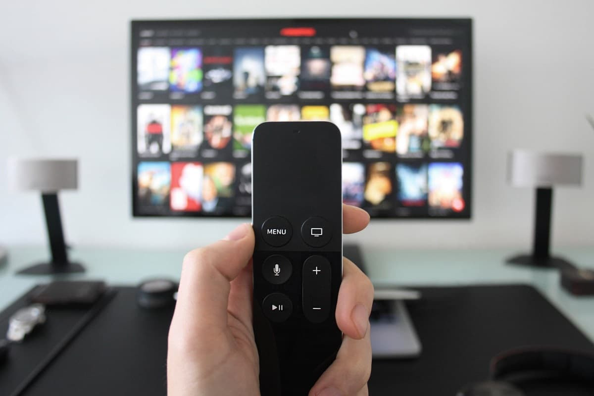 Télécommande devant TV pour streamer, car Freebox Delta offre le plus de plateformes gratuites