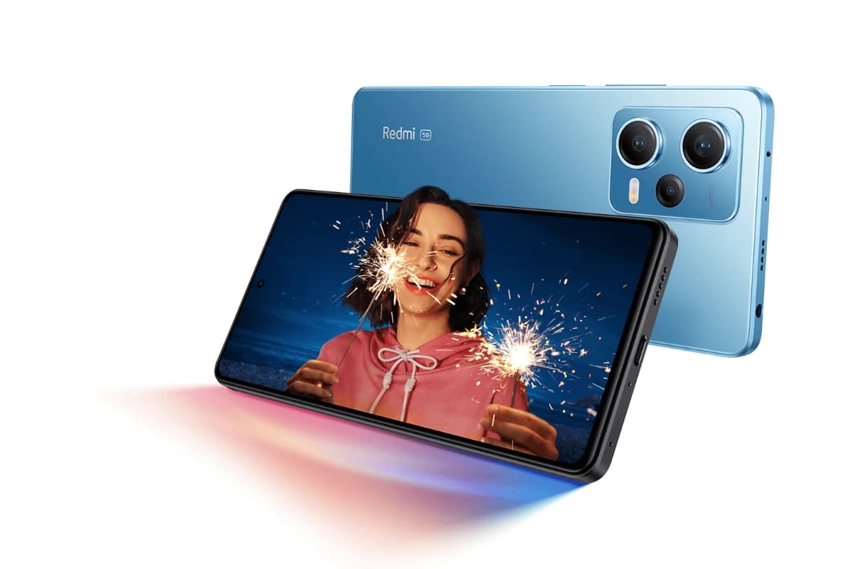 Xiaomi Redmi Note 12 4G bleu dans la main d'une jolie fille contente car pas cher chez Bouygues Telecom