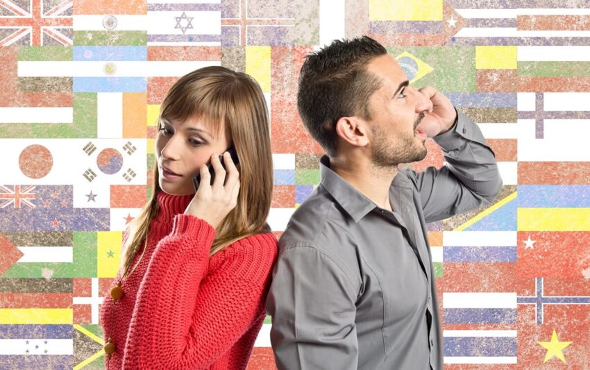 Homme et femme téléphone dos à dos sur fond de drapeaux, car nouvelle mode des forfaits "Voyage"