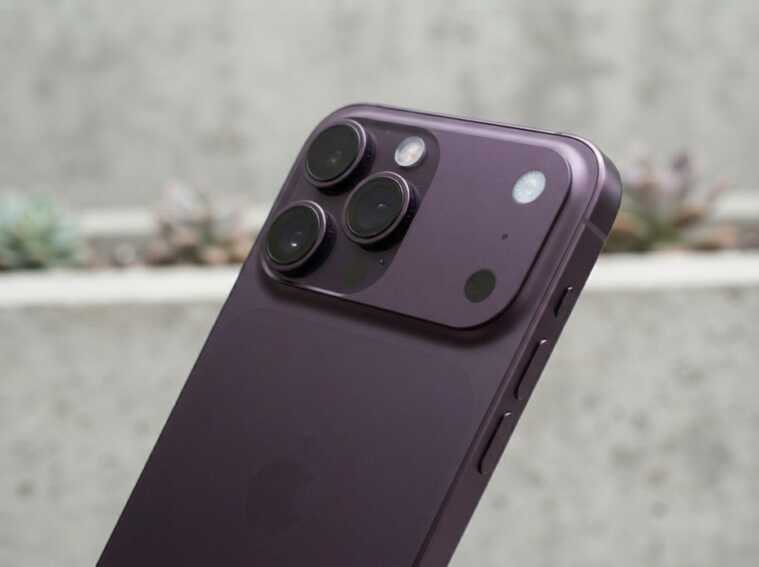iPhone 18 Pro incliné vers la droite sur un arrière-plan neutre.