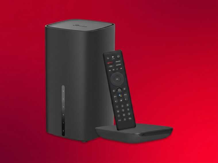 Boîtier TP-Link, télécommande et décodeur TV sur fond rouge.