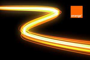 Rayon orange sur fond noir avec logo d'Orange, car 199€ offerts sur un abonnement fibre, soit la migration gratuite