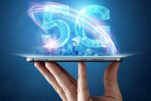 Logo 5G au-dessus d'un smartphone, car RED by SFR et B&You se battent face aux autres MVNO