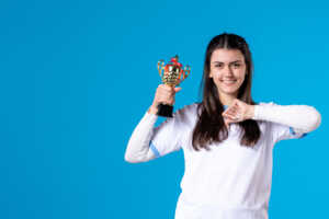 Femme sourit avec une coupe en or dans les mains, car le forfait 40 Go de Shso est le best-seller du moment
