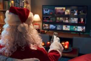 Père Noël zappe devant smart TV Samsung, dès 49€ et jusque 450€ de réduction avec une Livebox d'Orange, garantie livrée pour Noël