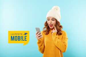 Femme avec bonnet contente avec smartphone et logo La Poste Mobile