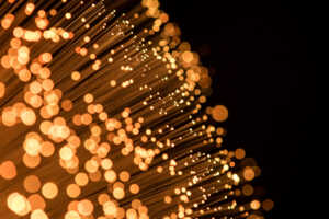 Faisceaux de fibre optique, couleur feu, car ultra haut débit avec 2 nouvelles Box sans TV à moins de 25€ : "Pure Fibre" de B&YOU et la Freebox Pop S