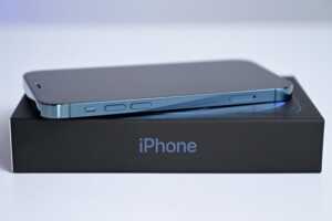 iPhone sur sa boîte, car messagerie vocale visuelle disponible avec les 4 opérateurs historiques et YouPrice