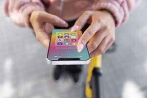 iPhone 13 dans les mains en gros plan, car à -60% en reconditionné à la FNAC