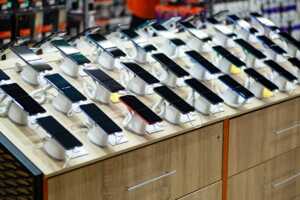 Plein de smartphones sur étagère, car on peut changer chaque année avec "Smart Change", de Bouygues Telecom