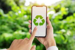 Smartphone avec logo recyclage car iPhone 15 reconditionné coûte 2 fois moins cher chez Cdiscount
