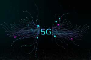 Logo 5G en rayons lasers roses et verts sur fond noir, car forfaits à moins de 10€