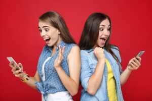 Deux femmes hyper contentes de leurs smartphones Samsung et Xiaomi à moins de 150€