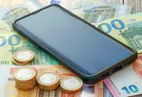 Smartphone sur pièces et billets, car malgré la hausse de 40% du marché mobile, on trouve encore des forfaits pas chers chez Lebara, YouPrice et Cdiscount Mobile