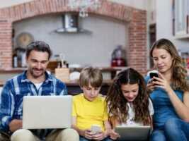 Vous offrez son premier smartphone à votre enfant pour Noël : quel forfait lui choisir ?