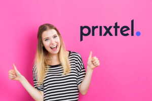 Femme en marinière sur fond rose lève les pouces sous logo de Prixtel car l'opérateur relance "Le Petit", son forfait 5G de 80Go à seulement 6.99€/mois