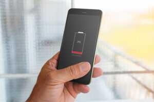 Smartphone avec logo batterie dans le rouge, car elle se vide trop vite à cause de certaines applications