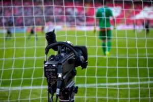 Caméra devant cage de but et terrain de foot, pour parler du streaming sur Ligue 1+