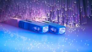 Deux câbles et faisceaux de fibre optique bleus et roses, car Bbox Must à moitié prix pendant 1 an pour tout 1er abonnement