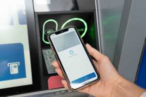 Vous payez déjà avec votre smartphone...mais saviez-vous que vous pouvez aussi retirer de l'argent au distributeur sans carte bancaire ?