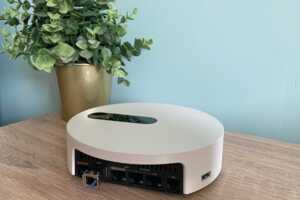 Serveur de la nouvelle Freebox Pop S sur table avec plante, pas chère et super rapide