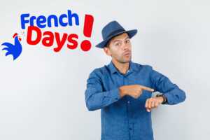 Homme à chapeau montre sa montre avec logoFench Days en fond, car dernières heures pour un Samsung Galaxy A26 à 69€ avec un forfait mobile de RED by SFR