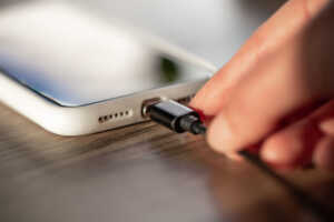Trois erreurs à ne pas faire quand on charge son téléphone, et qui vous coûtent cher