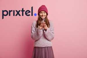 Femme à bonnet sur fond rose avec logo Prixtel, contente avec forfait "Le Grand"l