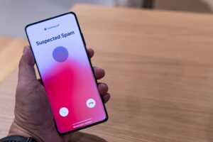 Smartphone avec écran rouge spam appel indésirable, car l'ARCEP lance une étude devant le mécontentement des Français