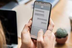 L'envoi des SMS et MMS continue de baisser.