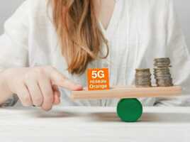 Femme appuie son doigt sur balance en bois avec logo 5G sur réseau Orange à gauche et pile de pièces à droite, pour savoir si le forfait 5G de 200Go de YouPrice est un bon plan