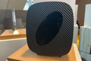 Modem Bbox Wi-Fi 7 de Pure Fibre de B&You sur table, le plus rapide et la moins chère du marché