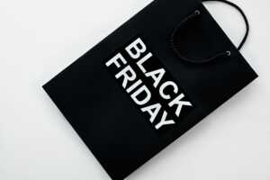 Panneau noir "Black Friday Sale", et iPhone à -20% chez Rakuten