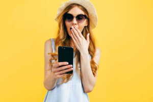 Ce smartphone à tout petit prix damne le pion à l'iPhone 15 Pro !