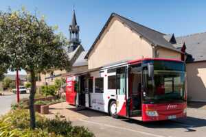 Tout nouveau Bus Boutique de Free sur la place du village derrière l'église