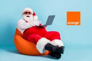Père Noël sur pouf orange et logo d'Orange, car 2 mois gratuits et streaming à 1€ avec la Livebox Max