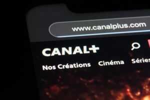 Gros plan sur logo Canal+ sur page d'accueil de la plateforme de streaming, car bientôt une formule à seulement 15.99€/mois
